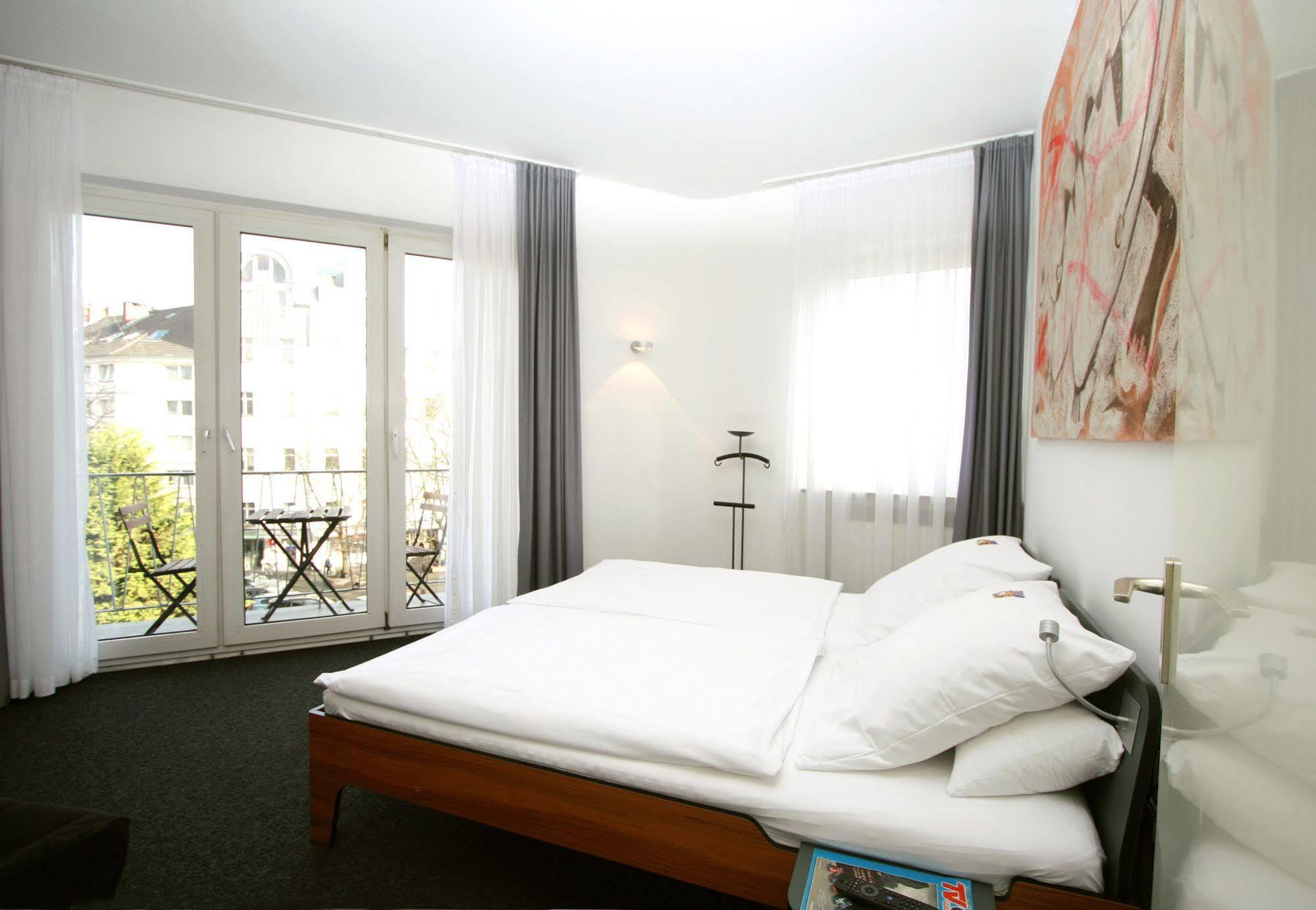 Chelsea Hotel Koln Bagian luar foto