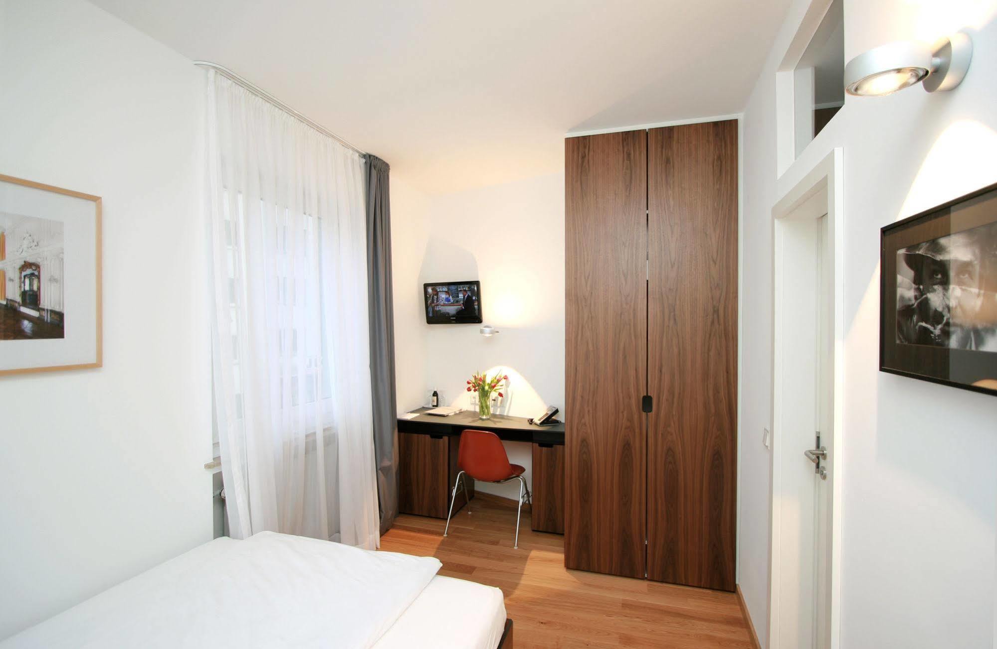 Chelsea Hotel Koln Bagian luar foto